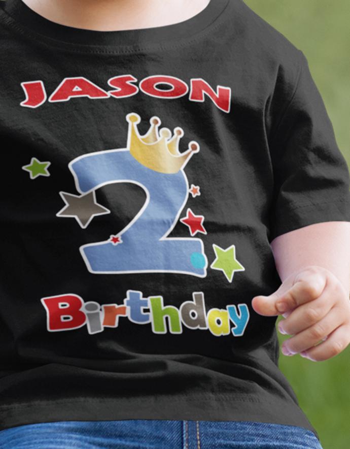 T Shirt 2 Geburtstag Junge Baby. Große Zwei mit Krone und Sternen Second Birthday. Personalisiert mit Name vom Geburtstagskind.