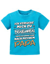 Papa Spruch Baby Shirt. Ich versuche mich zu benehmen, aber ich komme ganz nach meinem Papa. Blau