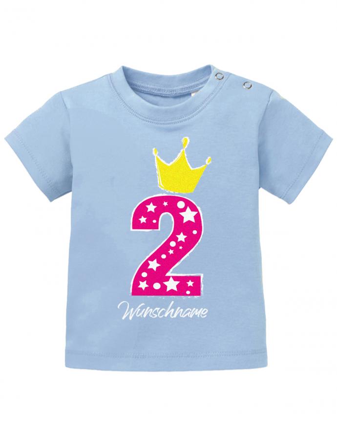 baby-t-shirt-geburtstag 2 jahre mit krone und wunschnamen-baby-t-shirt bedruckt mädchen hellblau