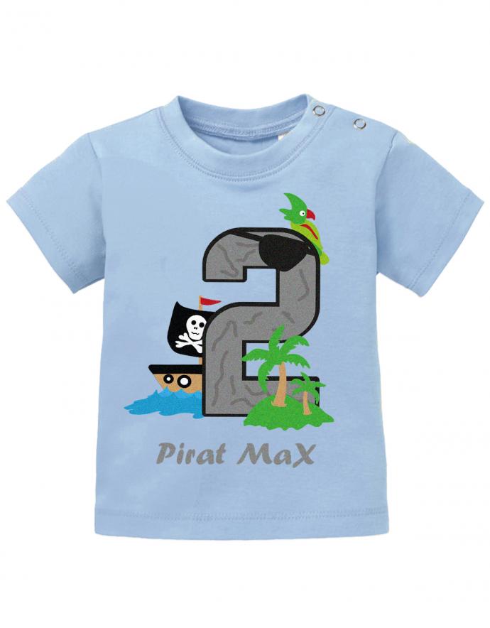 T Shirt 2 Geburtstag Junge Baby. Pirateninsel Große 2 als Berg mit Palmen, Kakadu und Piratenschiff mit Totenkopf Segel. Personalisierbar mit Name vom Piraten Hellblau