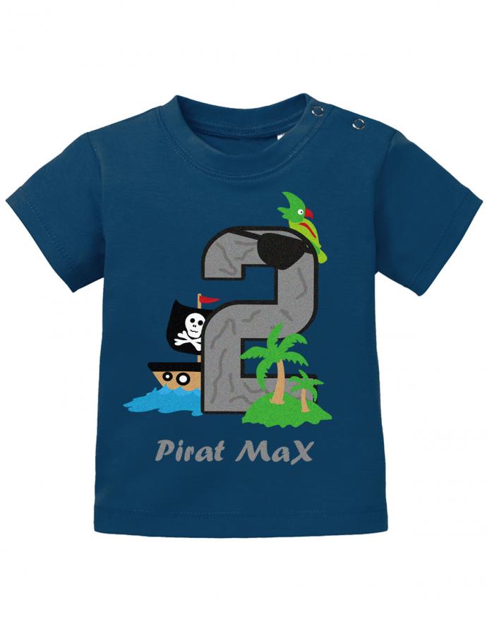 T Shirt 2 Geburtstag Junge Baby. Pirateninsel Große 2 als Berg mit Palmen, Kakadu und Piratenschiff mit Totenkopf Segel. Personalisierbar mit Name vom Piraten Navy