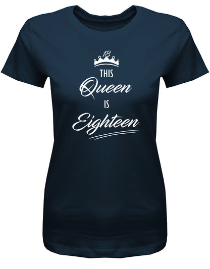 Lustiges T-Shirt zum 18. Geburtstag Mädchen. Bedruckt mit: This Queen is Eighteen - Diese Königin ist Achtzehn - 18 in der Krone Das T Shirt 18 Geburtstag Mädchen Lustig ist ein tolles Geschenk für alle 18 Jährigen. Geschenk zum 18 geburtstag Frau ✓ 2005 geburtstag Frau ✓ 18 Geburtstag tshirt ✓ shirt geburtstag 18 Navy