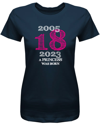 Cooles T-Shirt zum 18 Geburtstag für Mädchen Bedruckt mit: 2005 - 2023 18 a princess was born - Line Style Das T Shirt 10 Geburtstag Mädchen Lustig ist eine super Geschenkidee für alle 18 Jährigen. Man wird nur einmal volljährig. Geschenk zum 18 geburtstag Frau ✓ 2005 geburtstag Frau ✓ 18 Geburtstag tshirt ✓ shirt geburtstag 18 Navy