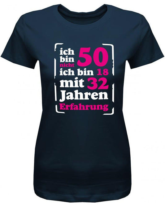 Lustiges T-Shirt zum 50. Geburtstag für die Frau Bedruckt mit Ich bin nicht 50, ich bin 18, mit 32 Jahren Erfahrung. Navy