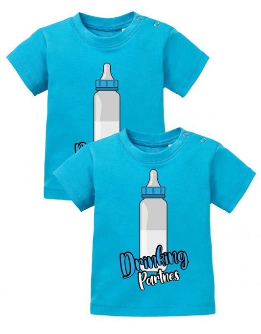 Zwillings Sprüche Baby Shirt Drinking Partners mit Baby Trinkflasche Blau