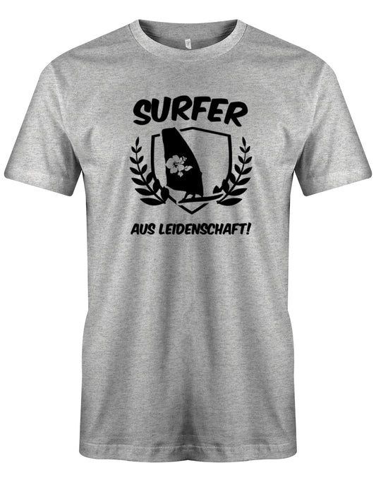 Das lustige Surfer t-shirt bedruckt mit "Surfer Aus Leidenschaft mit Surfer und Hibiskus Segel. Grau