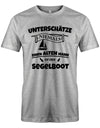 Das Segler t-shirt bedruckt mit "Unterschätze niemals einen alten Mann auf einem Segelboot". Grau