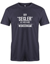 Das Segler t-shirt bedruckt mit "Der Segler hat einen Namen - personalisiert mit Wunschname". Navy