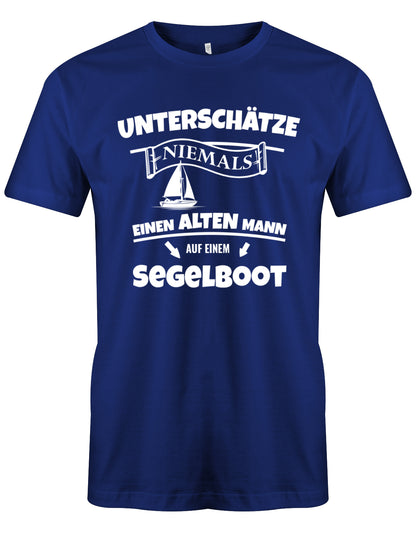 Das Segler t-shirt bedruckt mit "Unterschätze niemals einen alten Mann auf einem Segelboot". Royalblau