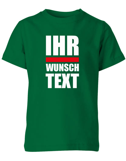 Kinder Tshirt mit Wunschtext.  Große Buchstaben mit Balken Block Style untereinander. Grün
